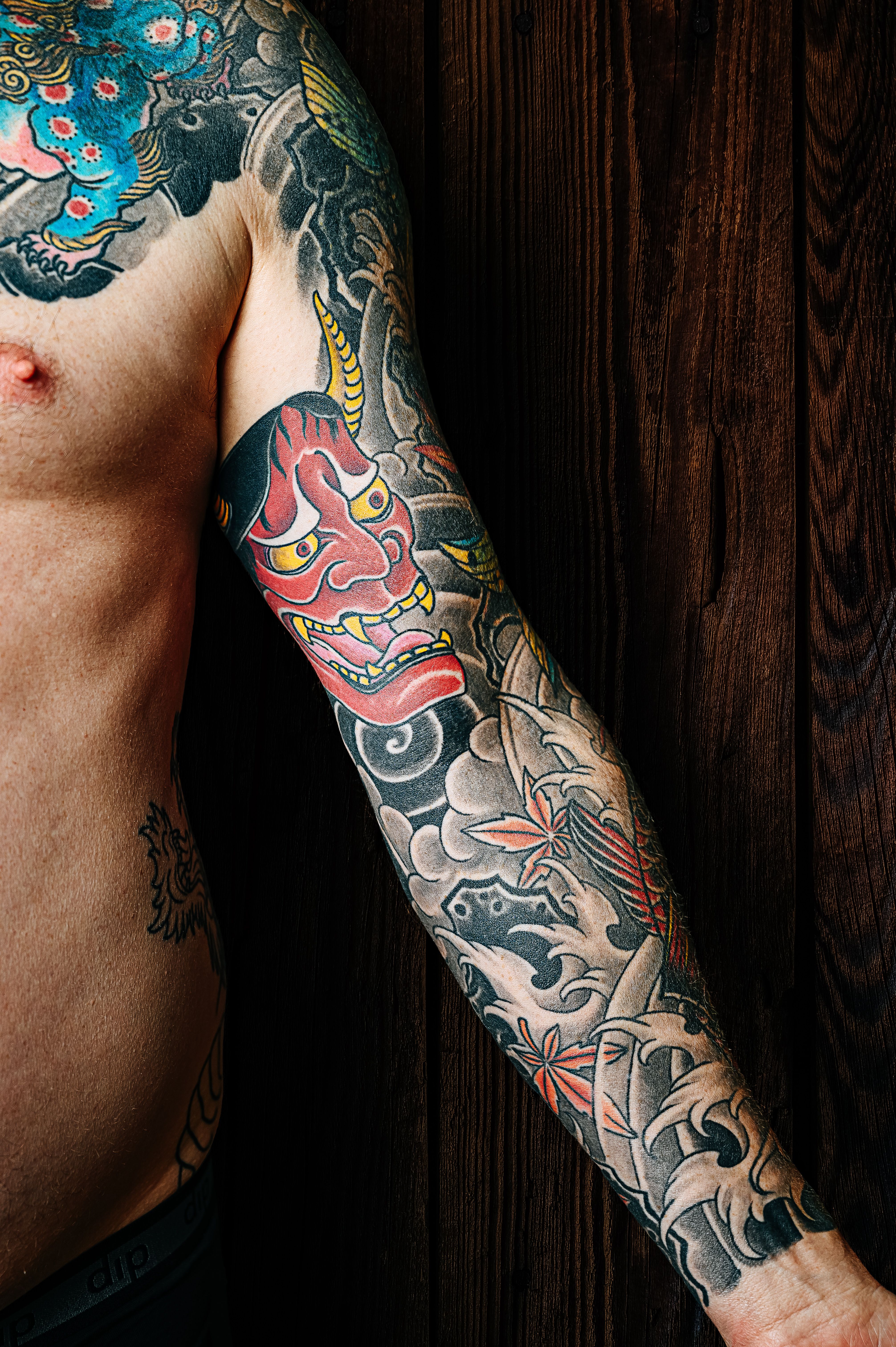 Manga japonesa com máscara Hannya proeminente e nuvens em estilo irezumi